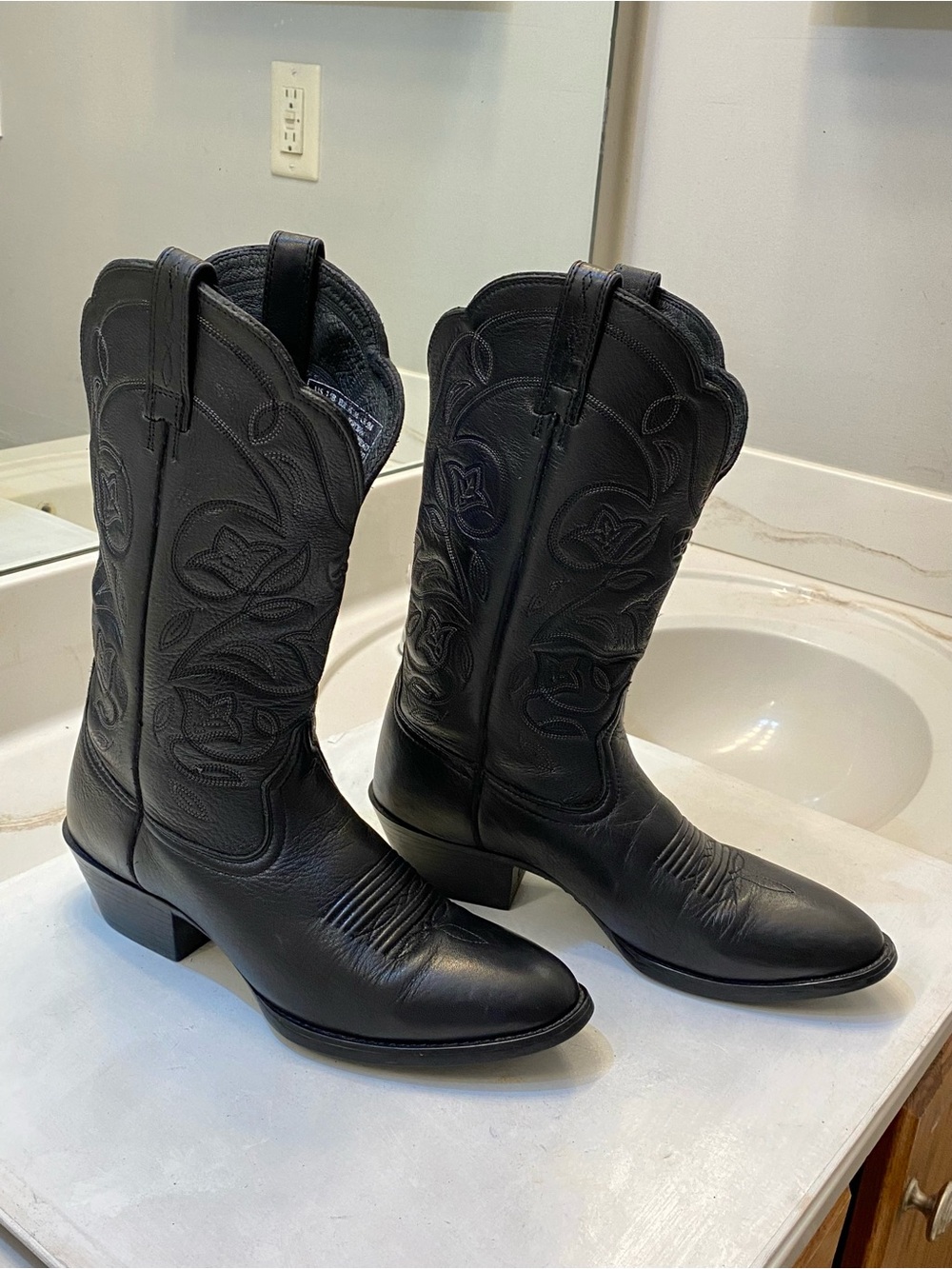 ARIAT women heritage R Toe boot size 7.5B good condition great bottom clean